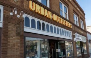 Urban Outfitters: Άνοδος τριμηνιαίων κερδών πάνω από τις εκτιμήσεις της Wall Street
