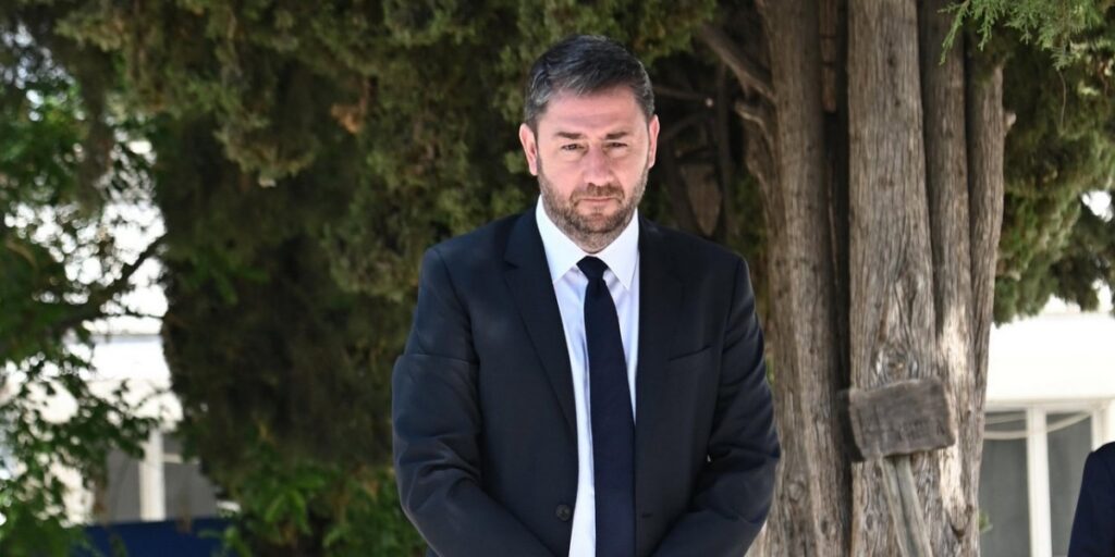 Ο Ανδρουλάκης άφησε λουλούδι στον τάφο της Φώφης Γεννηματά - Για τη συμβολή της στο εκλογικό αποτέλεσμα