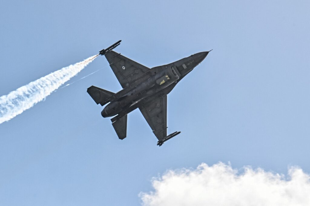 F-16.