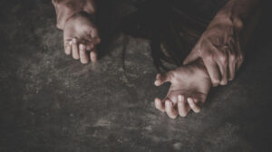 Κολωνός: Ο γιος του 44χρονου φέρεται να έστειλε μήνυμα από το κινητό της 16χρονης για να καλύψει τον πατέρα του