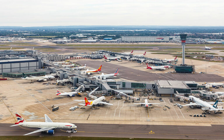 Βρετανία: Ταλαιπωρία για τους επιβάτες στα αεροδρόμια λόγω προβλήματος στον έλεγχο διαβατηρίων - Βίντεο