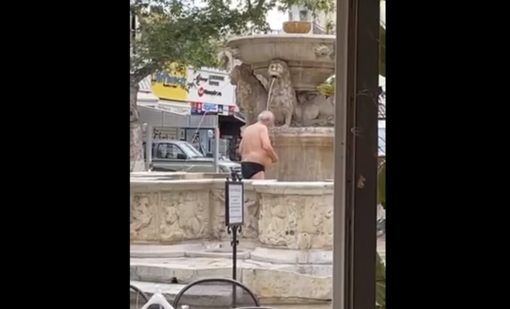 Ηράκλειο: Ηλικιωμένος μπήκε με εσώρουχο στο σιντριβάνι στα λιοντάρια