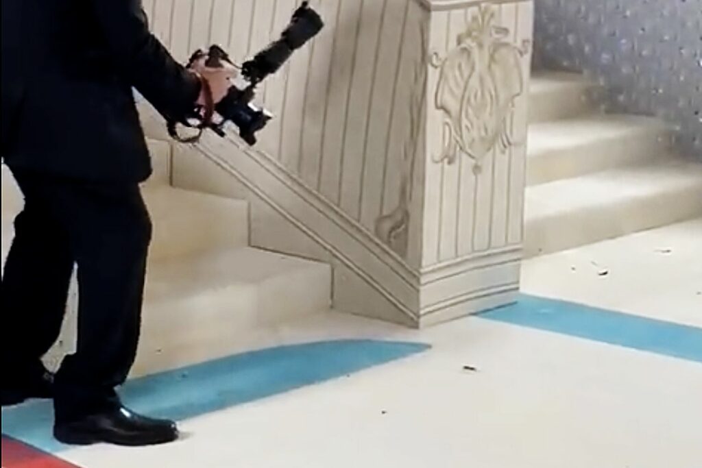 230502135742_Cockroach-Met-Gala-2023-05-f795e30f67d14d2691e16b8ce0aa90d7