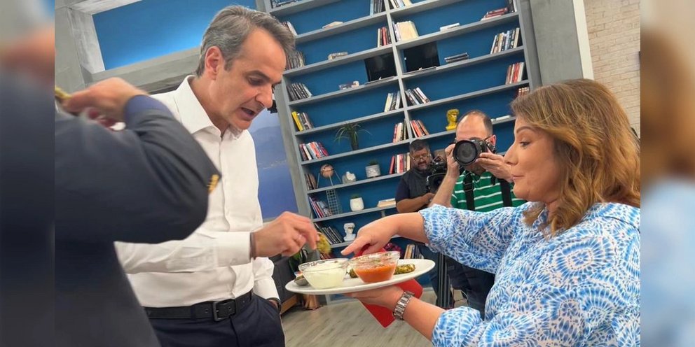 Ο Μητσοτάκης τρώει κολοκυθοκεφτέδες της Μπαρμπαρίγου