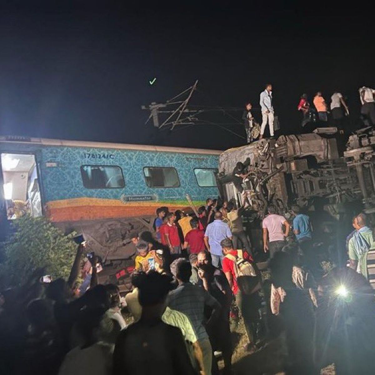 Ινδία: Τουλάχιστον 50 νεκροί και 300 τραυματίες σε σιδηροδρομικό δυστύχημα