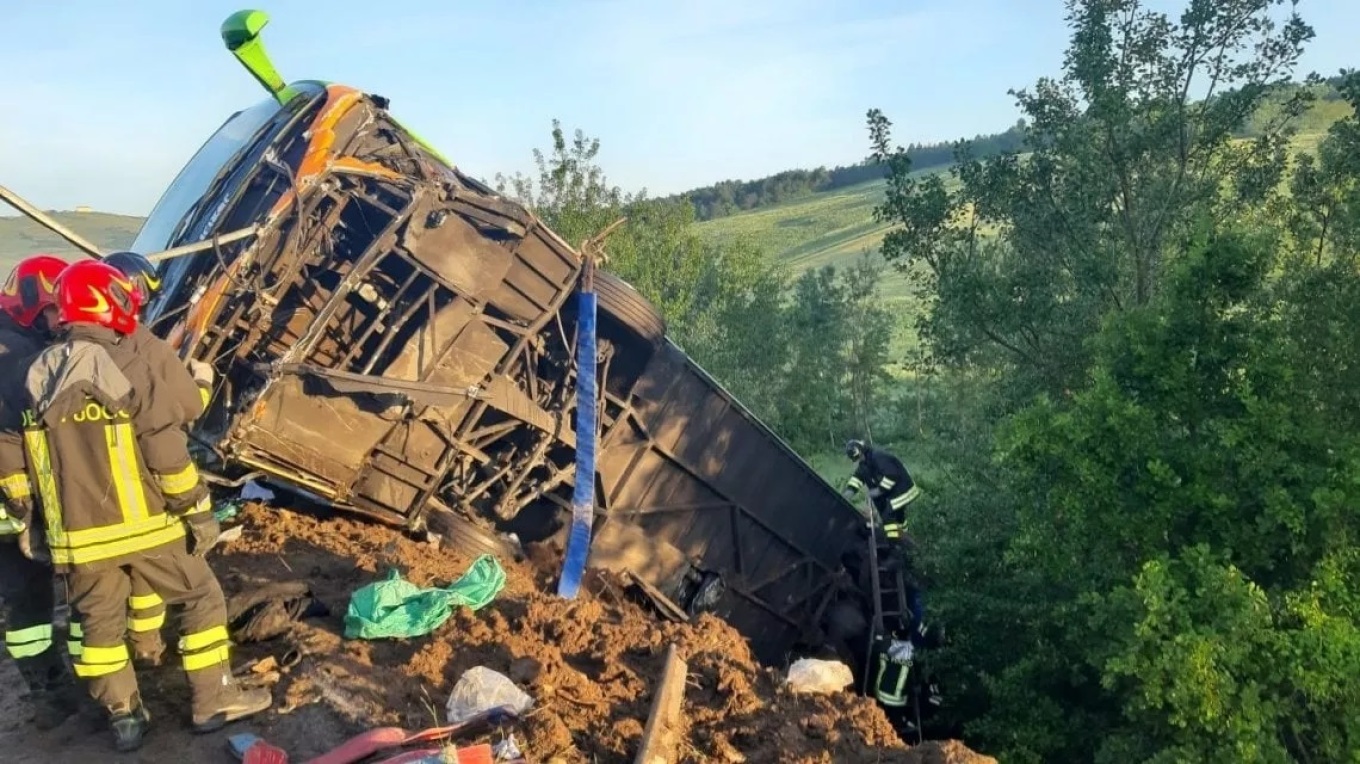 Ιταλία: Τουριστικό λεωφορείο έπεσε σε γκρεμό - Ένας νεκρός και 14 τραυματίες