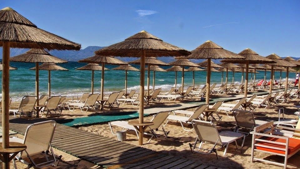 Παραλίες: «Χρυσή» η βουτιά στη θάλασσα - Πόσο κοστίζει η ξαπλώστρα στις πλαζ