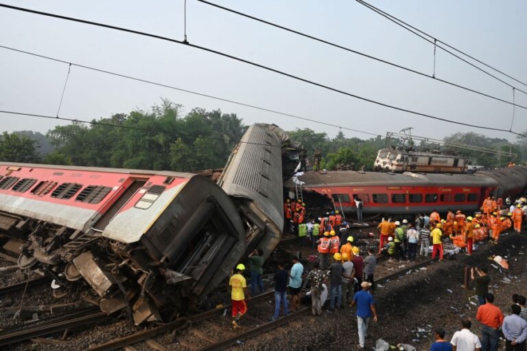Ινδία: 275 νεκροί ο απολογισμός της σιδηροδρομικής τραγωδίας