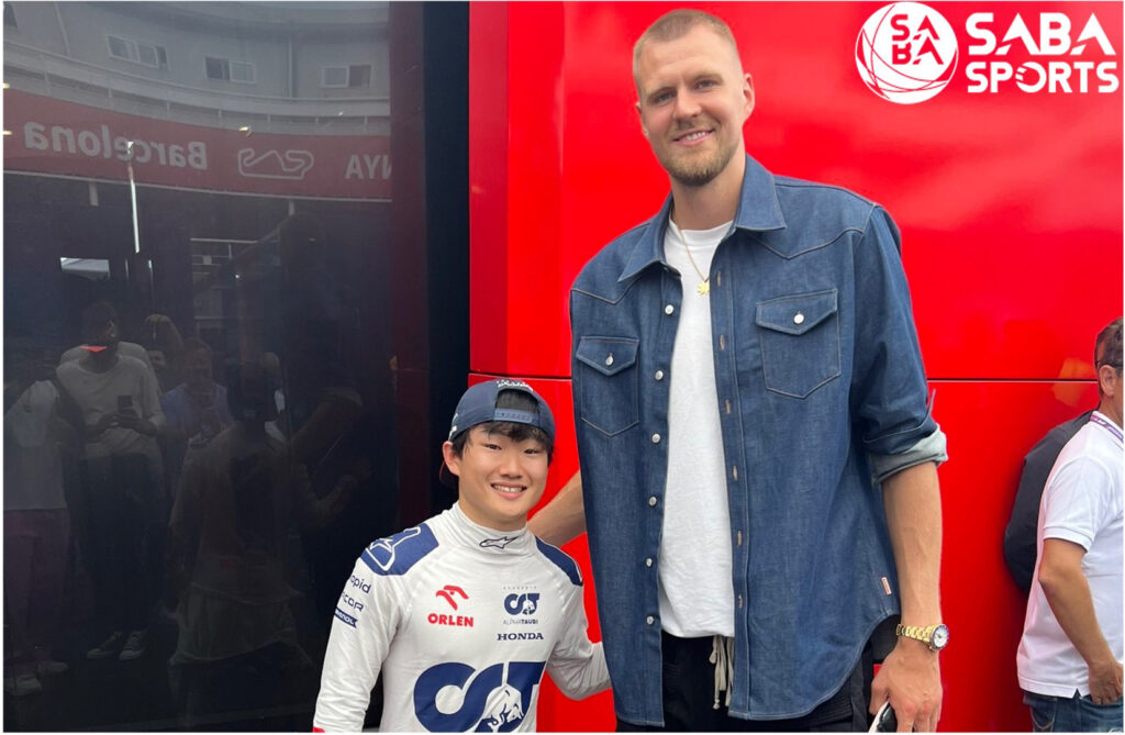 Η viral φωτογραφία του Γιούκι Τσουνόντα με τον κατά 62 εκατ. ψηλότερό του αθλητή