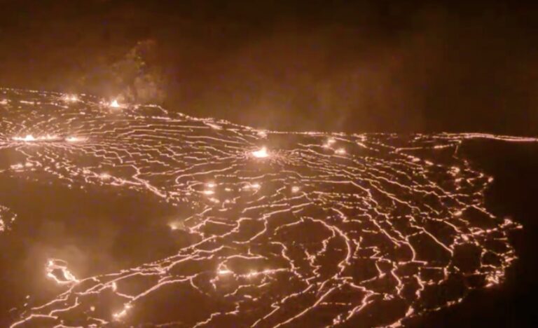 Χαβάη: Απόκοσμο σκηνικό με «σιντριβάνια» λάβας κατά την έκρηξη του ηφαιστείου Κιλαουέα