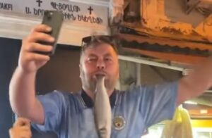 Μάντσεστερ Σίτι - Ίντερ: Μεθυσμένος οπαδός πανηγυρίζει στην Πόλη με ένα ψάρι στο στόμα - Βίντεο