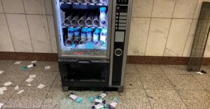 Μετρό Συντάγματος: Αναρχικοί έσπασαν ΑΤΜ και ακυρωτικά μηχανήματα