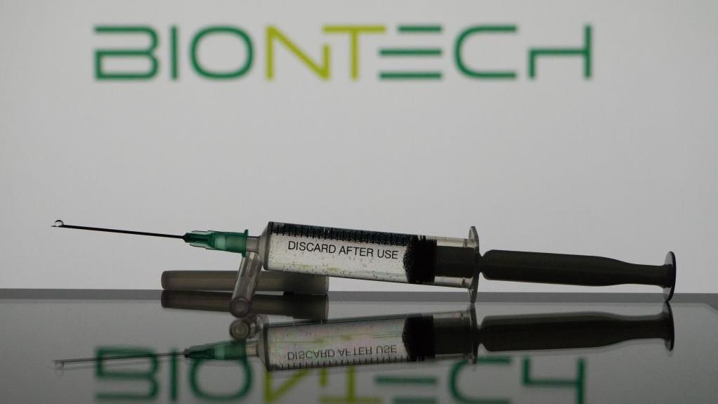 BioNTech αντιμέτωπη με την πρώτη αγωγή για τις φερόμενες παρενέργειες του εμβολίου covid-19