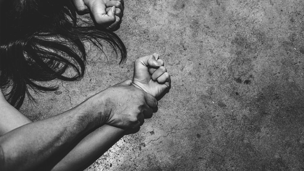 Κρήτη: Ξύπνησε γυμνή σε ξένο δωμάτιο - Δύο συλλήψεις