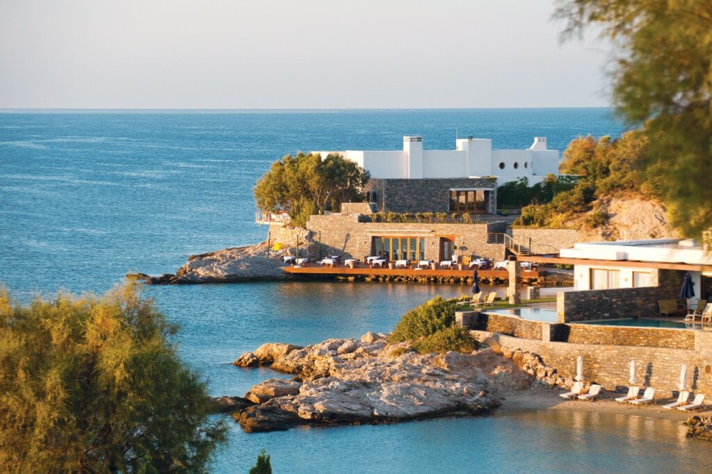 Με τροπολογία που την ώρα τούτη συντάσσεται, κατόπιν εντολής Μητσοτάκη, ακυρώνεται και καθίσταται ανενεργή η παράλογη απαίτηση των 626 εκατ. του Μαντωνανάκη για το Grand Resort Lagonissi!