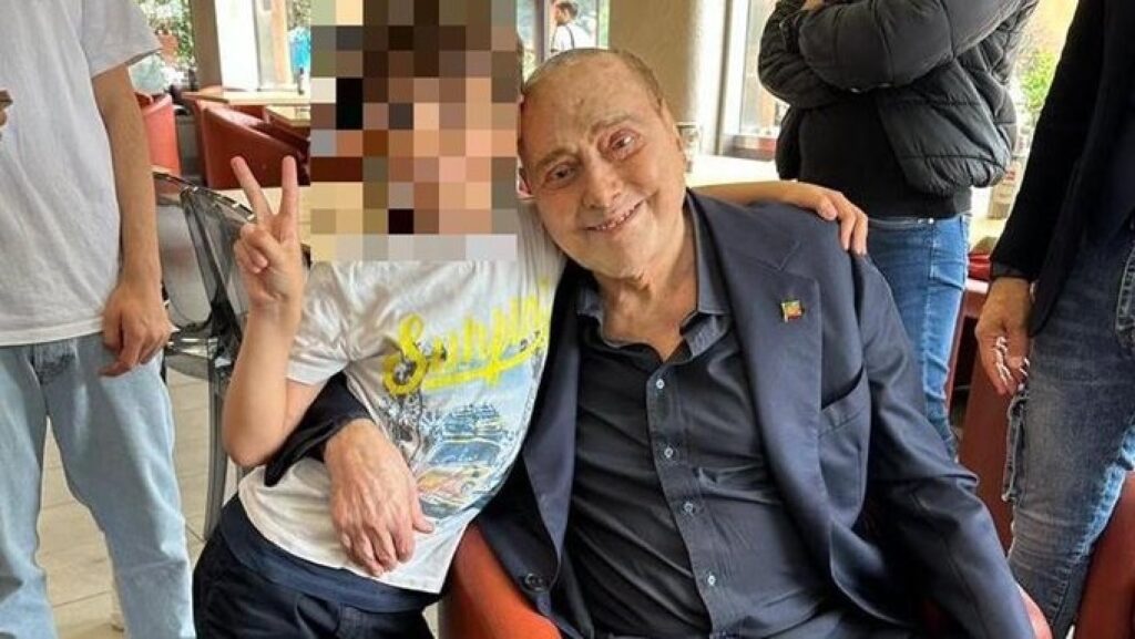 Μπερλουσκόνι: Η τελευταία φωτογραφία πριν μπει στο νοσοκομείο την προηγούμενη Παρασκευή