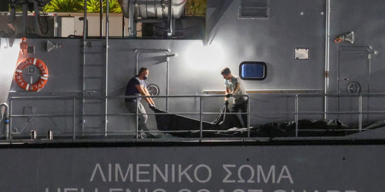 Υπ. Μετανάστευσης: Το απόγευμα ή αύριο το πρωί θα μεταφερθούν στη Μαλακάσα οι διασωθέντες από το ναυάγιο