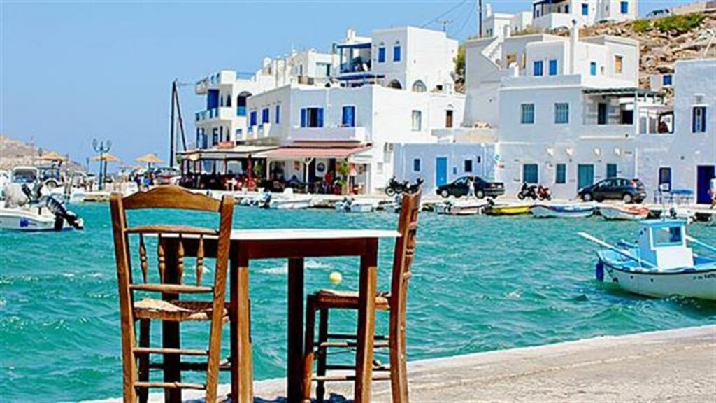 Τήνος: «Φύτεψαν» σε παραλίες εξέδρες, καναπέδες και πέργκολες