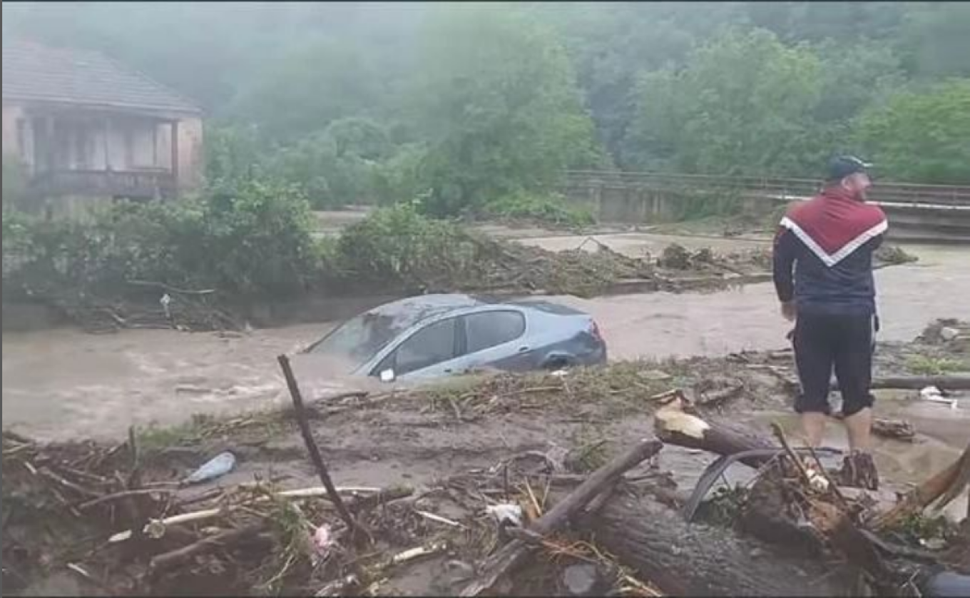 Σερβία - Βοσνία: Εγκαταλείπουν τα σπίτια τους - Πλημμύρες μετά από καταρρακτώδεις βροχές