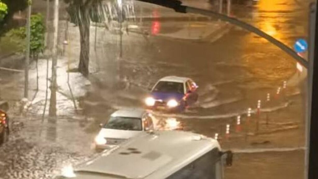 Θεσσαλονίκη: Στο έλεος της κακοκαιρίας – Πλημμύρισαν δρόμοι, παρασύρθηκαν ΙΧ