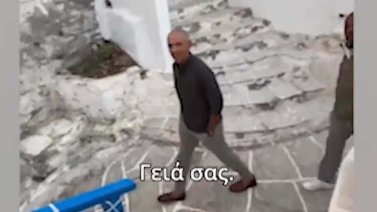 Μπαράκ Ομπάμα: Bόλτα στα σοκάκια της Σίφνου