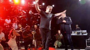 Βασίλης Μπισμπίκης: Έκλεψε την παράσταση με το βαρύ ζεϊμπέκικο στη συναυλία του «Αυτή η νύχτα μένει»