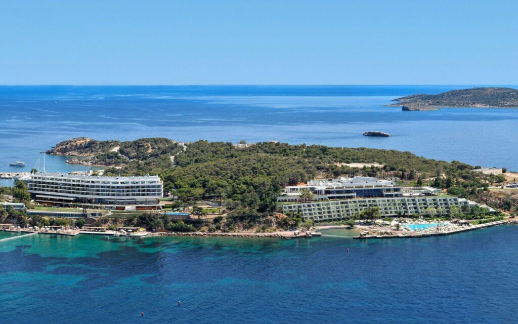 Τρεις τεράστιες υπερπολυτελείς βίλες σκέφτεται να ανεγείρει ο εφοπλιστής Διαμαντής Διαμαντίδης στην συνολική έκταση των 11 οικοπέδων που απέκτησε στον Αστέρα Βουλιαγμένης αντί 800 εκατ. ευρώ!