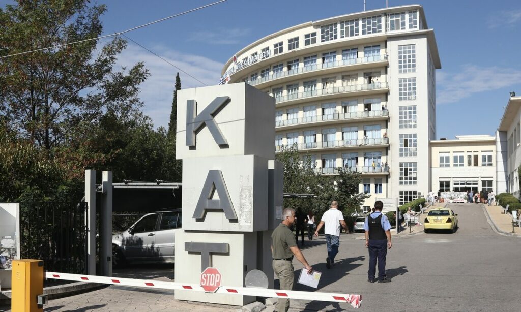 Ασθενής μπήκε με το αυτοκίνητό του στα Επείγοντα στο ΚΑΤ γιατί δεν έβρισκε τραυματιοφορέα