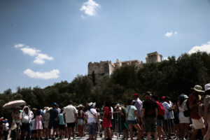Ακρόπολη: Ατελείωτες ουρές τουριστών που επισκέπτονται τον ιερό βράχο