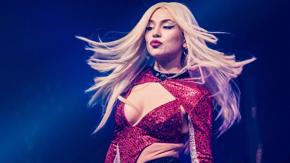 Ava Max: Θαυμαστής ανέβηκε στη σκηνή και τη χαστούκισε