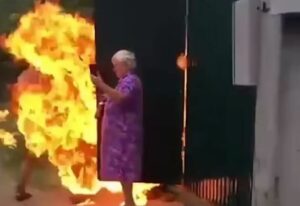 Ρωσία: Συνταξιούχος έβαλε φωτιά σε γείτονα και κάρφωσε καμάκι στον λαιμό γυναίκας