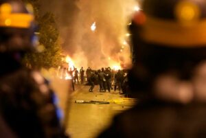Χάος στη Γαλλία μετά τη δολοφονία 17χρονου από αστυνομικό