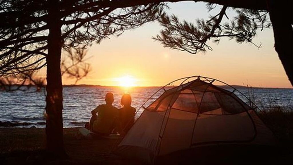 Κάμπινγκ και ενοικιαζόμενα διαμερίσματα «ψηφίζουν» οι Έλληνες και ξένοι τουρίστες