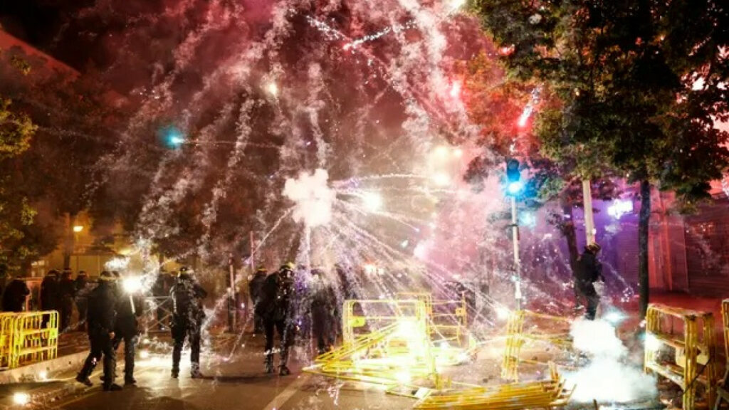 Γαλλία – Ναέλ: Ένταση και δακρυγόνα στην πορεία μνήμης για τον 17χρονο - «Δικαιοσύνη» φώναζε η μητέρα του