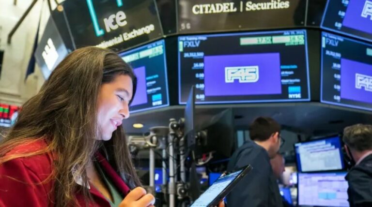 Wall Street: Νέα ρεκόρ σε όλους τους δείκτες