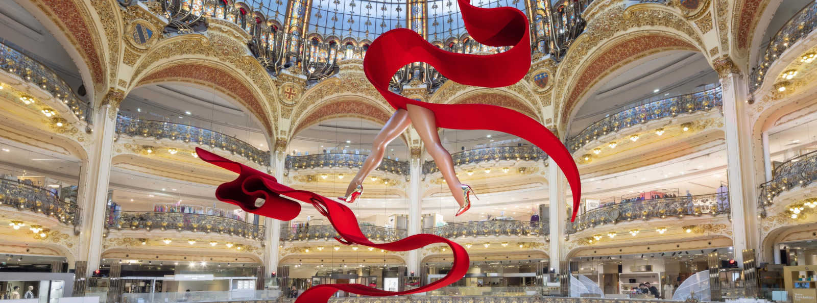 Christian Louboutin στόλισε το Galeries Lafayette με ιπτάμενα χαλιά