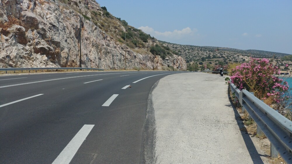 Περιφέρεια Αττικής: Συνεχίζονται οι παρεμβάσεις για την ενίσχυση της οδικής ασφάλειας στην παραλιακή λεωφόρο Βάρκιζας – Σουνίου