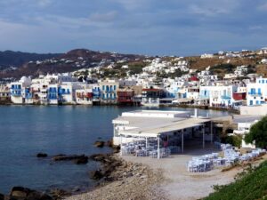 Μύκονος: Μπήκαν οι μπουλντόζες και γκρεμίζουν το Sea Satin