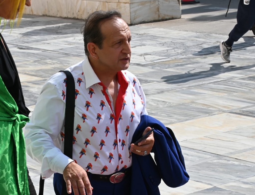 Ο Σπύρος Μπιμπίλας εξηγεί γιατί φόρεσε πουκάμισο με παπαγαλάκια στην ορκωμοσία της Βουλής