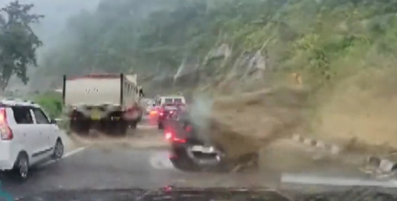 Ινδία: Βράχος «έλιωσε» αυτοκίνητο - Βίντεο