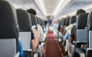 Κομισιόν: Έρευνα για το ξέφρενο ράλι στις τιμές των αεροπορικών εισιτηρίων