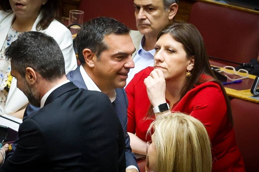 Το βλέμμα της Ζωής Κωνσταντοπούλου μόλις συνάντησε τον Τσίπρα - Δείτε φωτογραφίες