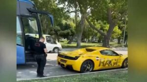 Δημοτικοί αστυνομικοί έκοψαν κλήση σε μια Ferrari
