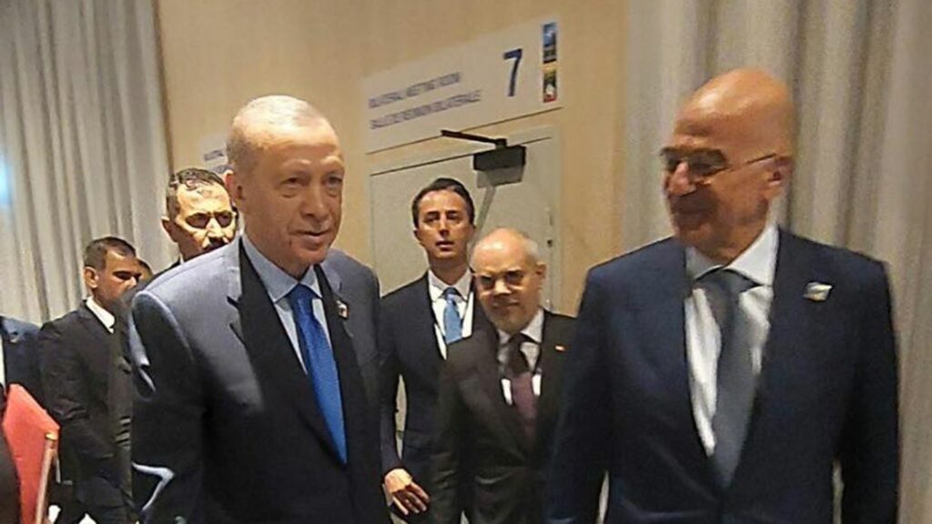 Σύνοδος ΝΑΤΟ: Ολιγόλεπτη συνάντηση Δένδια-Ερντογάν στο Βίλνιους