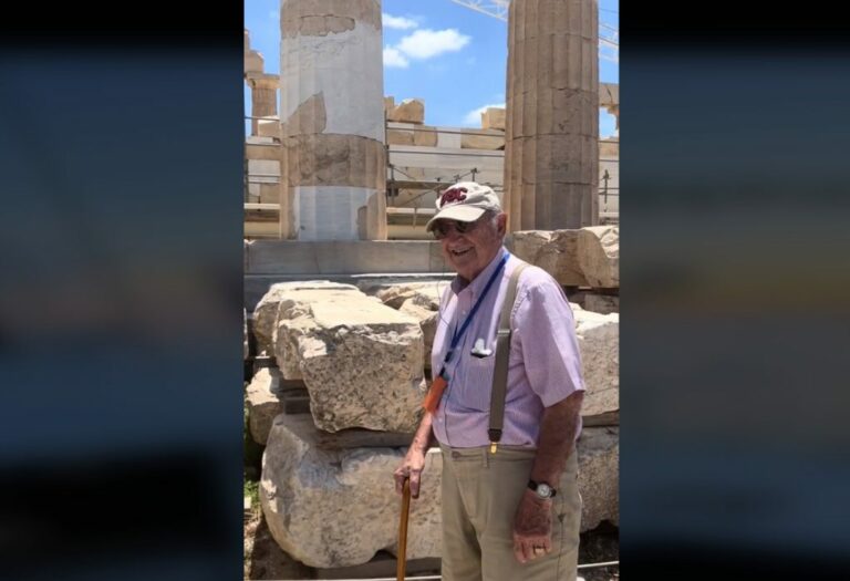Συγκίνηση: Ομογενής παππούς ήρθε στην Ελλάδα για πρώτη φορά στα 89 του