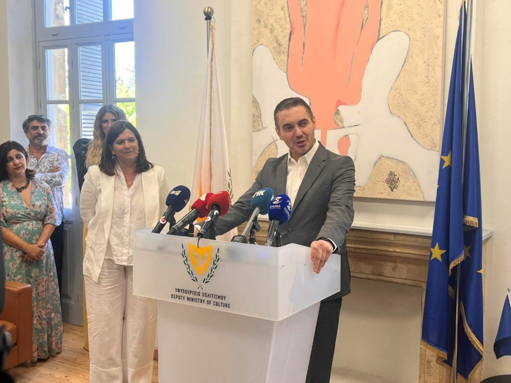 Μιχάλης Χατζηγιάννης: Με στίχους από το τραγούδι που τον έκανε γνωστό και με μια φράση του Νίκου Καζαντζάκη παρέδωσε το υφυπουργείο Πολιτισμού