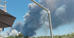 Φωτιά στο Λουτράκι: Εκκενώνονται προληπτικά τρεις περιοχές και κατασκηνώσεις