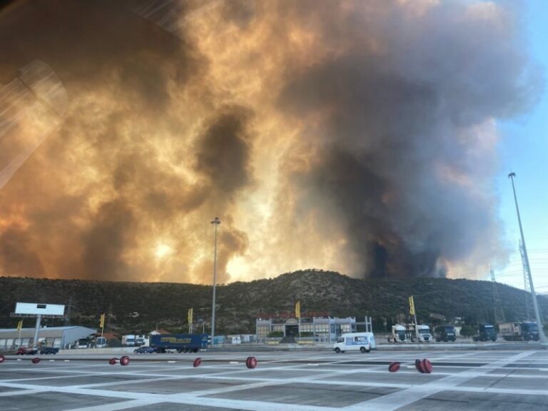 Φωτιά στο Λουτράκι: Κλείνει η Εθνική οδός Αθηνών - Κορίνθου