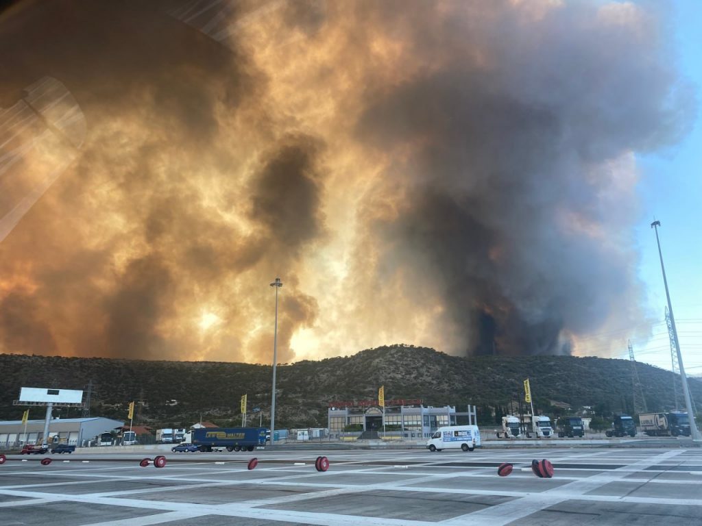 Φωτιά στο Λουτράκι: Εκκενώνουν 8 οικισμούς προς Κόρινθο