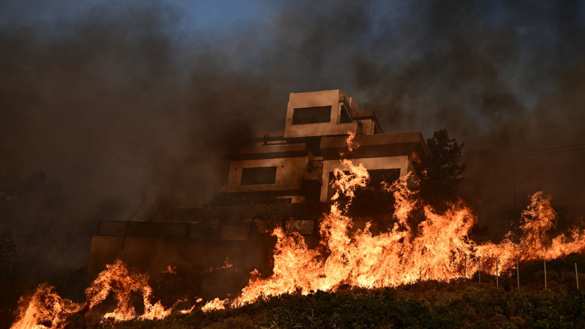 Ολονύχτια μάχη με τις φλόγες σε Σαρωνίδα, Δερβενοχώρια και Λουτράκι -Πώς εξελίσσονται τα πύρινα μέτωπα